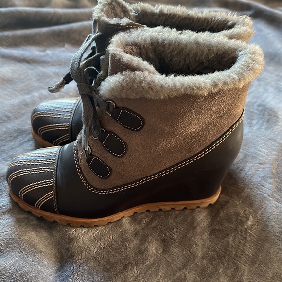 Ugg Alasdair Leather Wedge Boot - Picture 3 of 9